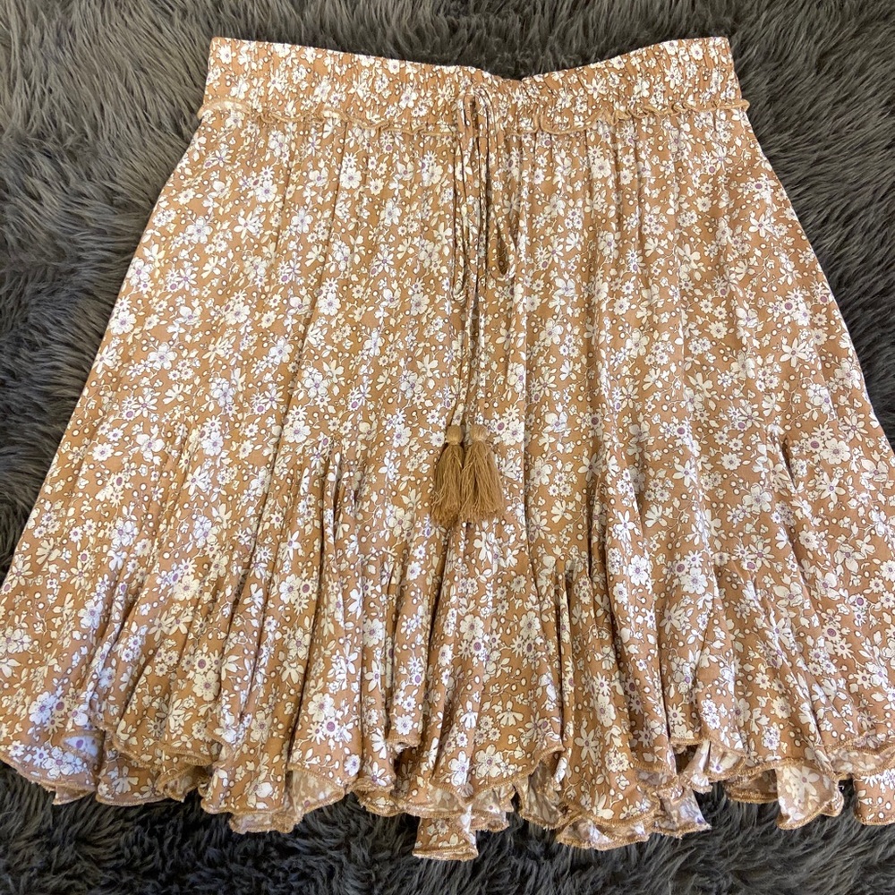 NWOT Lizard Thicket Field of Daisys Skirt is Tan